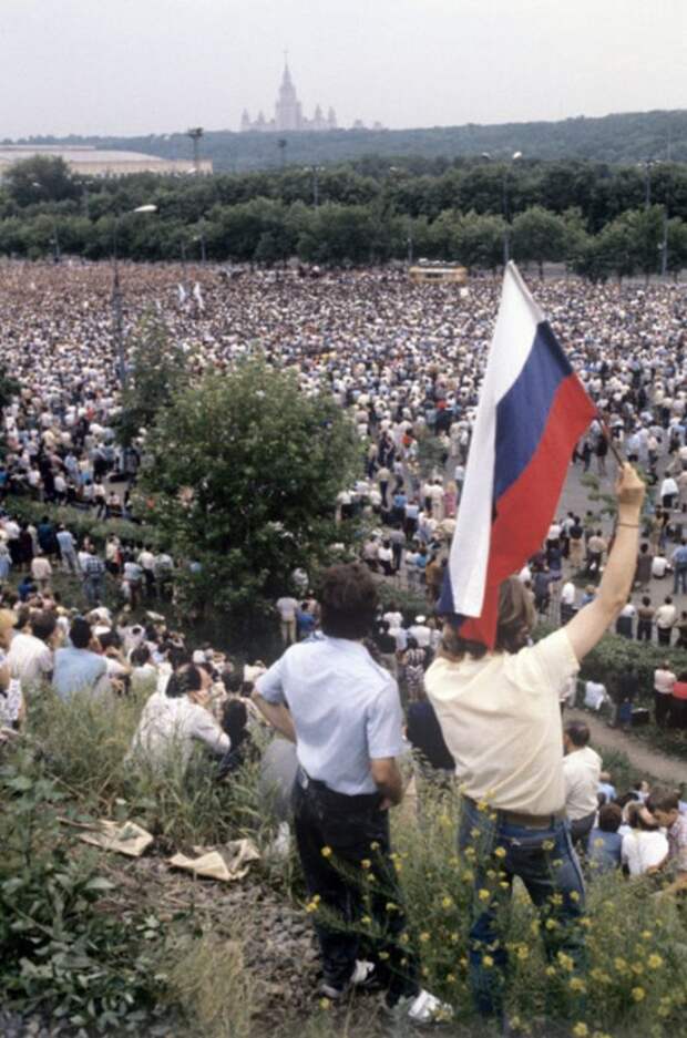 Ранее уже публиковал такие подборки фотографий об эпохах Хрущёва и Брежнева. А теперь — о менее долгой эпохе Горбачёва (1985—1991)...-37
