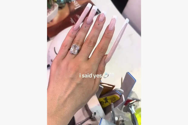 Ногти блогерши на видео с помолвочным кольцом смутили зрителей