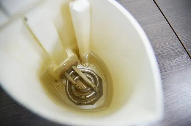 Накипь в чайнике можно удалить лимонной кислотой. / Фото: 1085.com.ua