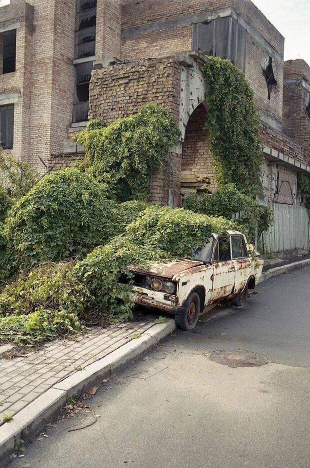 Заброшенный автомобиль