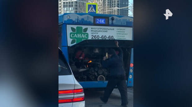 Водитель потушил загоревшийся автобус голыми руками и невозмутимо поехал дальше