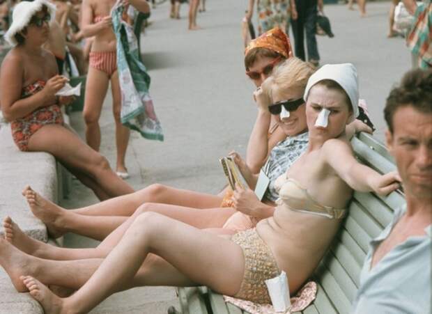 В 1960-х годах люди проводили время без новомодных гаджетов, зато специальная накладка на нос для защиты от солнца была очень популярна.
