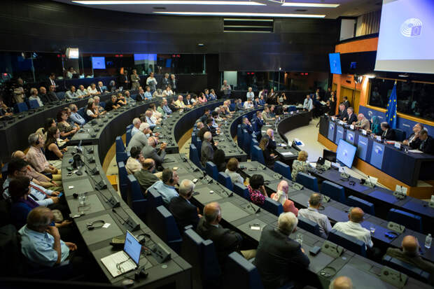 Европарламент приостановил выполнение таможенного соглашения с США