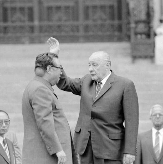 Редкое фото лидера КНДР Ким Ир Сена, где видна опухоль на его шее. Фотографам запрещалось фотографировать правую сторону его лица известные люди, история, фото