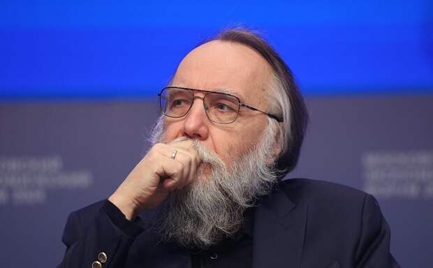 Россиянам нужно полностью отключать интернет весной, чтобы люди жили «настоящей человеческой жизнью», — заявил философ Дугин.