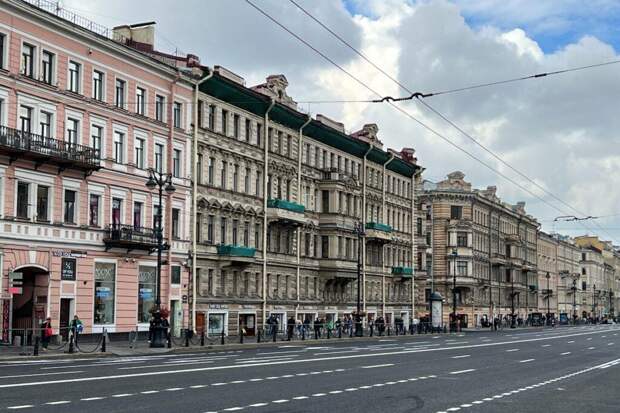 Парадная или лестница? Почему в Петербурге номера квартир сводят с ума гостей города