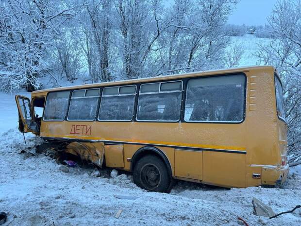 Автобус с детьми вылетел в овраг в Архангельской области