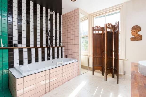 С помощью ярких вставок из керамической плитки для ванной можно зонировать пространство комнаты