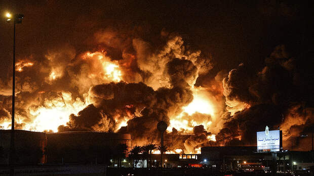 Ранение лидера Ирана и удары по ОАЭ: главное о конфликте на Ближнем Востоке