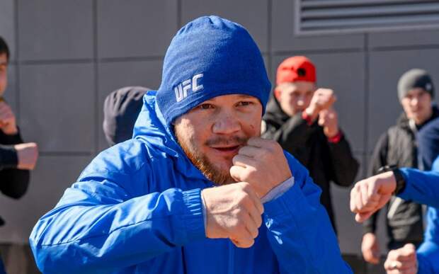 Петр Ян поучаствовал в массовой пробежке с фанатами в Екатеринбурге