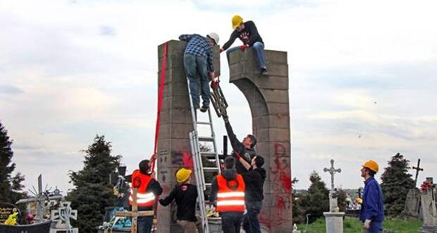 В Польше снесли памятник ОУН-УПА