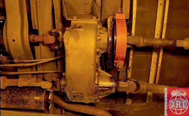 Раздаточная коробка фирмы New Process не пристыковывалась к КПП. Обратите внимание: стояночный тормоз установлен на вал привода третьего моста.