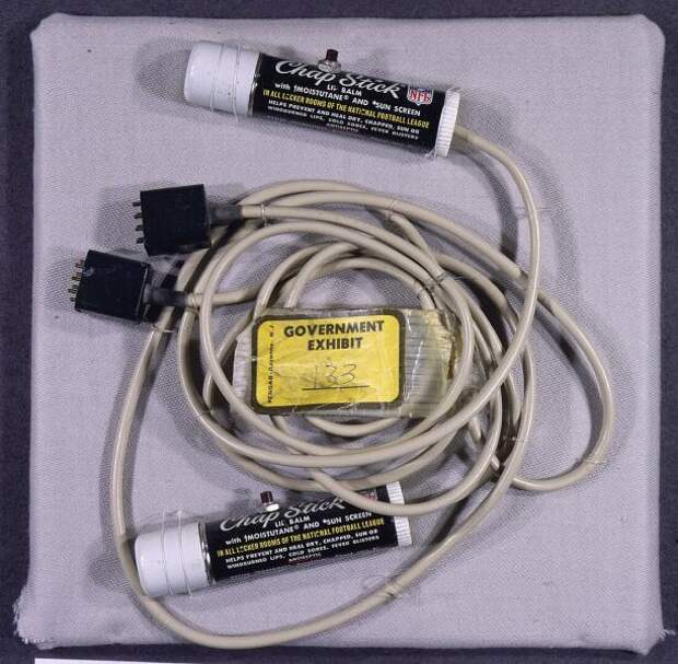 Оборудование для радиосвязи, которое взломщики использовали при проникновении в «Уотергейт»: микрофоны в самодельных корпусах из-под губной помады