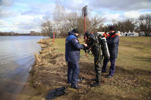 Московские спасатели начали обследование водоемов столицы. Фото: Департамент ГОЧСиПБ