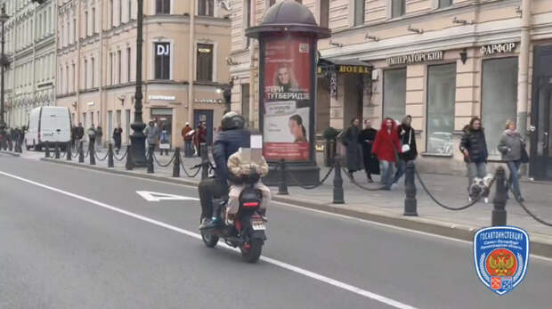 Полиция ищет прокатившего ребенка по Невскому без защиты мотоциклиста