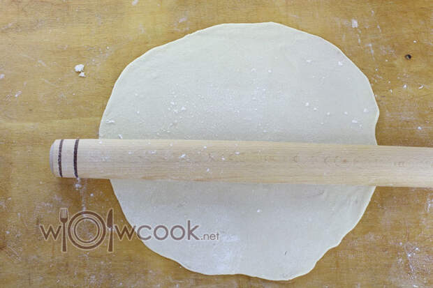 Раскатываем тесто в тонкий пласт