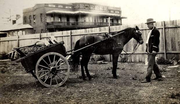Лошадь и тележка, перевозящие уголь и другие предметы, 1930-е годы Весь Мир в объективе, ретро, старые фото