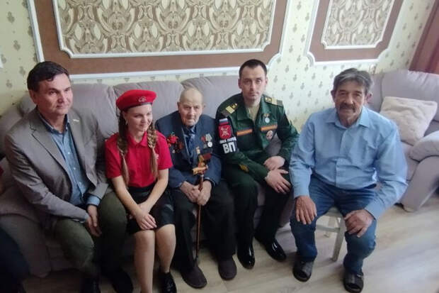 Военнослужащие военной полиции ЦВО поздравили ветерана Великой Отечественной войны с 79-й годовщиной Победы в Сызрани