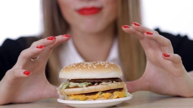 "Повышает шансы умереть в 4 раза": Канадские учёные рассказали о скрытой опасности жирной пищи