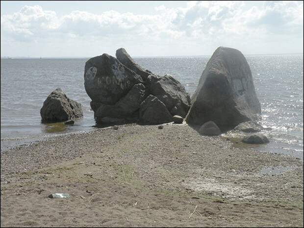 800px-Расколотый_валун