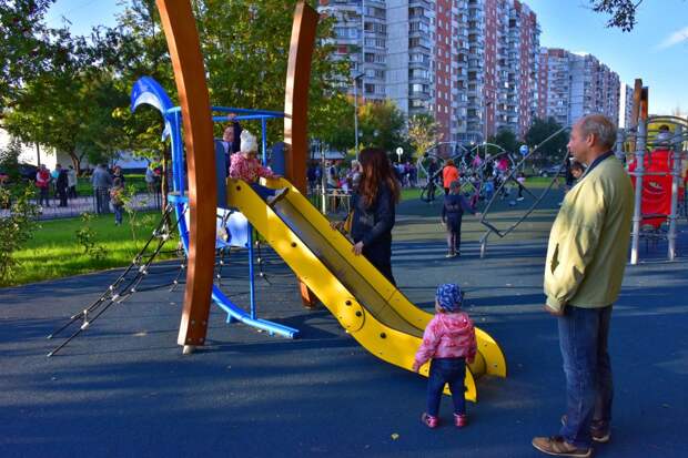 Новая детская площадка на Самаркандском бульваре/Денис Афанасьев, «Юго-Восточный курьер»
