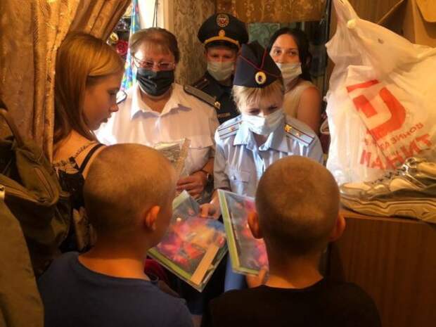 В Невьянске полицейские принимают участие в акции «Помоги пойти учиться»
