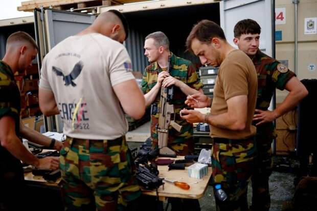 На фото: подразделения французской и бельгийской армий, развернутые на авиабазе "Михаил Когэлничану" в Румынии вместе с Силами реагирования НАТО в рамках миссии AIGLE
