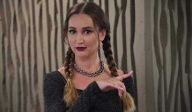 Перевозбужденная Бузова обласкала обоссанный куст: Я благодарна растениям