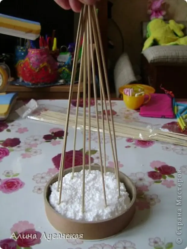 елка из прищепок деревянных. елка из шпажек деревянных. елочка из шпажек деревянных. елка из деревянных палочек. новогодние елочки из палочек для суши.