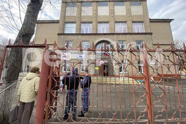 СК возбудил три дела после нападения школьника на сверстницу в Челябинске