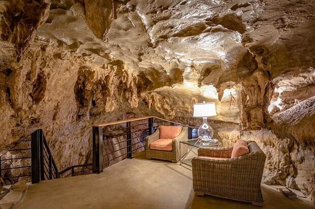 Интерьер отеля Beckham Creek Cave Lodge гармонично вписался в природную структуру пещеры.