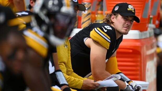 kenny pickett sitting on the bench