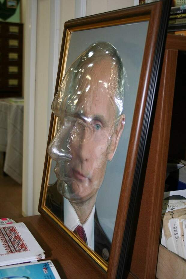 Портрет В.Путина в библиотеке для слепых. Источник: Яндекс картинки. 