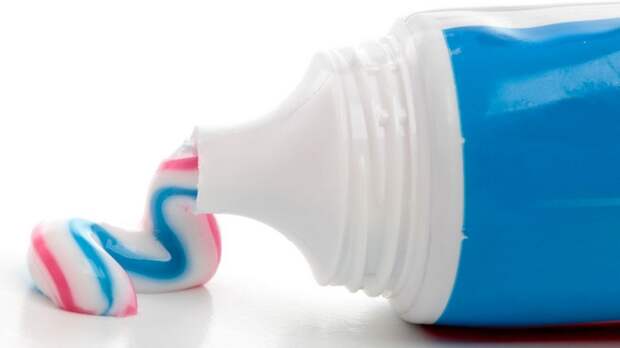5 способов справиться с типичными косметическими проблемами с помощью зубной пасты