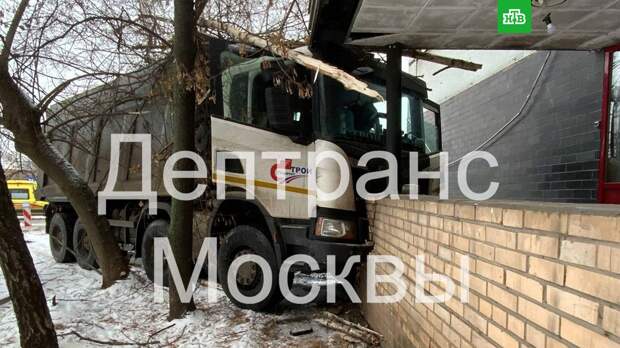 На юге Москвы «КамАЗ» не справился с управлением и врезался в здание