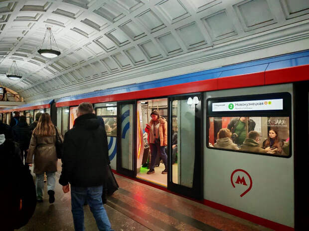 Упавшего на пути в метро Москвы мужчину обязали возместить убытки