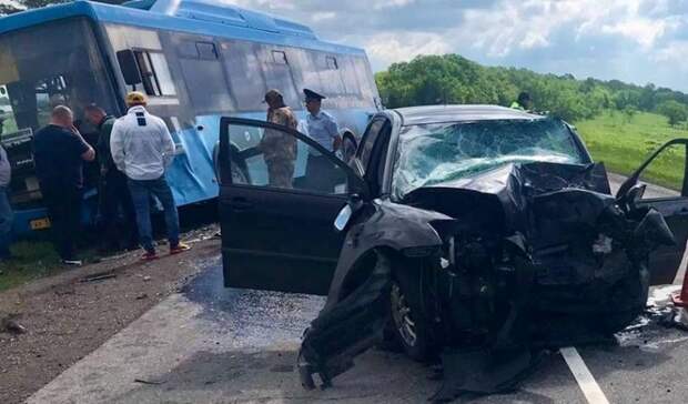 Автобус с 17 пассажирами попал в смертельное ДТП на трассе в Кузбассе