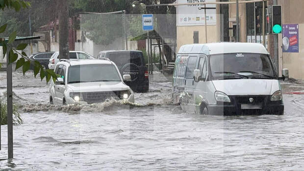 Улицы Махачкалы затопило после мощного ливня