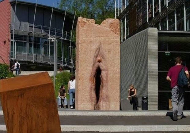 Памятник вагине возле Института микробиологии, Швейцария