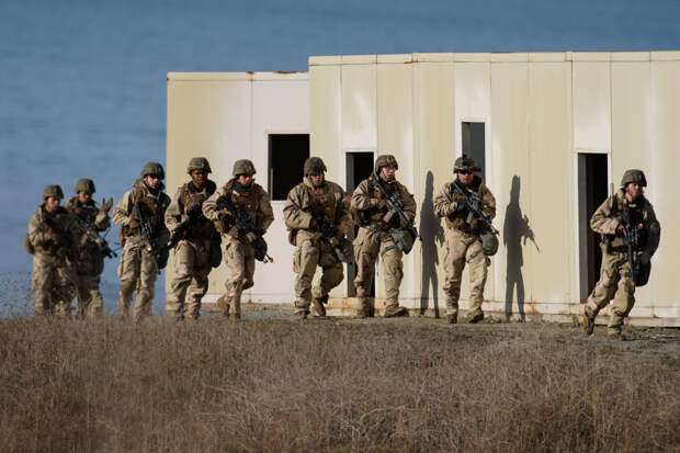 «Это станет позором». Трамп резко потребовал отменить одобренную им сделку. Почему ее связывают с Китаем и началом новой войны?