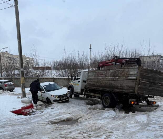 Пять машин попали в ледяную яму в Рязани