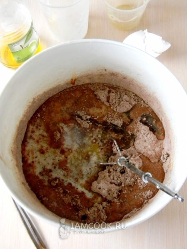 Добавить масло, яйца, молоко и уксус