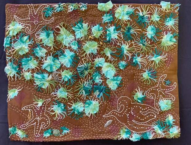 Скелет и морские звезды; Шелковая тисненая ткань с разноцветной нитью сашико и квадратиками хлопка автор Николь Макхейл