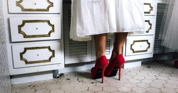 Девушка в красной обуви