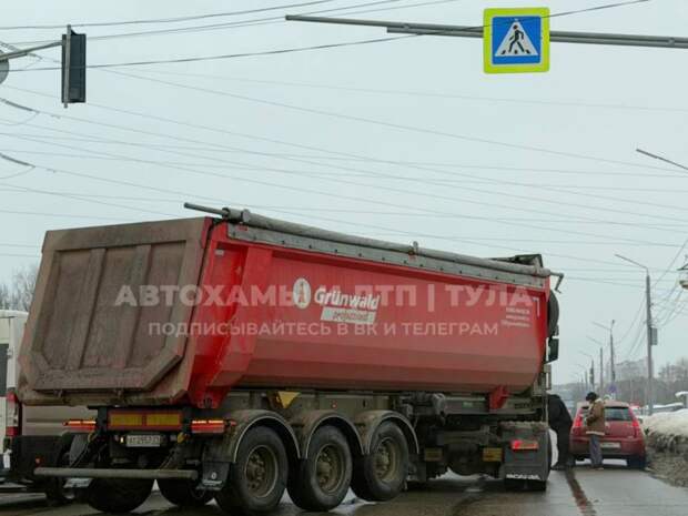 На улице Рязанской в Туле собралась пробка из-за ДТП с самосвалом