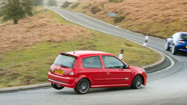 Renault Clio Sport, который по-прежнему считается одним из величайших хот-хэтчей всех времен, также доступен в нескольких различных вариантах.  Одна из них - ограниченная серия Clio 182 Trophy, которая может легко справиться с гораздо более мощными автомобилями, оставив их далеко позади.  Этот автомобиль оснащен гоночными амортизаторами Sachs и оснащен 2,0-литровым атмосферным двигателем мощностью 180 л.с.  Его главное оружие - стабильность и точность, которые часто поражают самих водителей. 