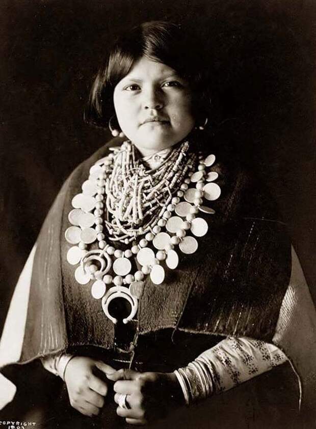 Североамериканская индианка (индеанка) из народа зуни. Фото