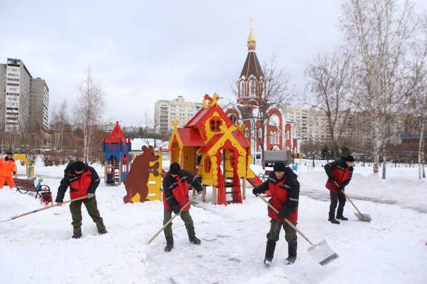 Уборка снега в сквере у метро «Люблино» / Фото: Ярослав Чингаев, «Юго-Восточный курьер»