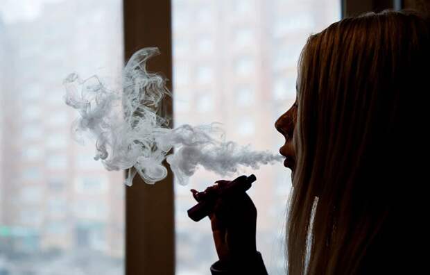 Пульмонолог напомнил о рисках курения в холодное время года