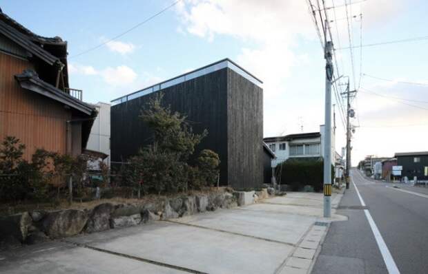 Черный дом в Японии. Фото: pikabu.ru